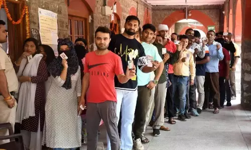 New Delhi: सुबह सात बजे से वोटिंग शुरू, कई मतदान केंद्रों में मतदाताओं की लंबी कतार लगी New Delhi: सुबह सात बजे से वोटिंग शुरू, कई मतदान केंद्रों में मतदाताओं की लंबी कतार लगी