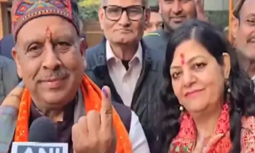 दिल्ली विधानसभा चुनाव में रोहिणी सीट से BJP उम्मीदवार विजेंद्र गुप्ता ने अपना वोट डाला