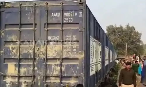 Odisha के राउरकेला झुग्गी बस्ती में मालगाड़ी घरों से टकराई Odisha के राउरकेला झुग्गी बस्ती में मालगाड़ी घरों से टकराई