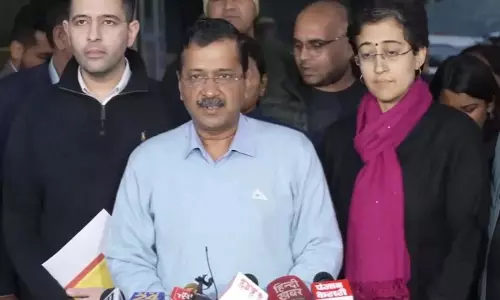 केजरीवाल ने कथित चुनावी गड़बड़ियों को रोकने के लिए चुनाव आयोग से मुलाकात की केजरीवाल ने कथित चुनावी गड़बड़ियों को रोकने के लिए चुनाव आयोग से मुलाकात की