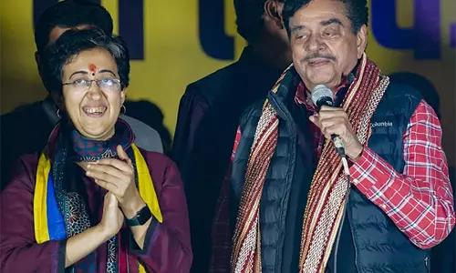 दिल्ली में मतदान के दौरान टीएमसी सांसद शत्रुघ्न सिन्हा ने AAP का समर्थन किया दिल्ली में मतदान के दौरान टीएमसी सांसद शत्रुघ्न सिन्हा ने AAP का समर्थन किया