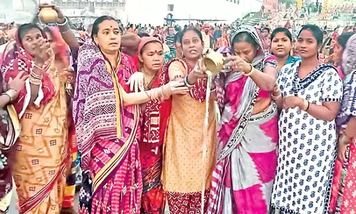 Odisha: बड़ी संख्या में भक्तों ने समुद्र में स्नान किया Odisha: बड़ी संख्या में भक्तों ने समुद्र में स्नान किया