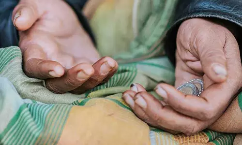 भीख मांगने वाली महिला के घर पर छापेमारी, पुलिस की टीम रह गई हक्का-बक्का