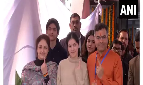 BJP के प्रवेश वर्मा ने दिल्ली विधानसभा चुनाव में अपना वोट डाला