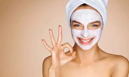 Skin Care: रात को सोने से पहले करें स्किन व्हाइटनिंग फेशियल, अगले दिन मिलेगा गजब का निखार Skin Care: रात को सोने से पहले करें स्किन व्हाइटनिंग फेशियल, अगले दिन मिलेगा गजब का निखार