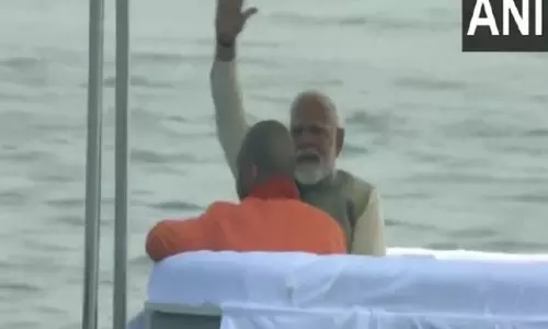 संगम में पवित्र डुबकी लगाने के लिए PM Modi प्रयागराज पहुंचे