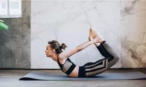 Yoga Tips: बिना दवा के लिवर की समस्याओं को ठीक कर सकते हैं ये योगासन