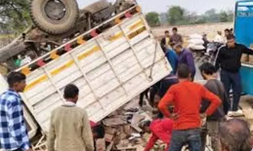 Agra: शराब से भरी गाड़ी पलटी