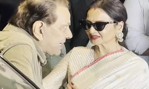 Rekha-Dharmendra की दिल को छू लेने वाली मुलाकात ने लवयापा की स्क्रीनिंग में सुर्खियां बटोरीं