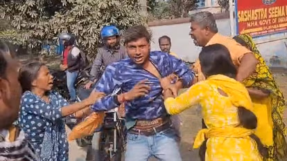 Purnia: पत्नी ने बीच सड़क परिवार संग पति को पीटा Purnia: पत्नी ने बीच सड़क परिवार संग पति को पीटा