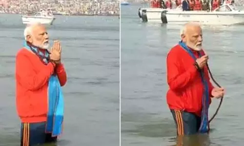 प्रधानमंत्री मोदी ने महाकुंभ मेले में संगम में पवित्र डुबकी लगाई प्रधानमंत्री मोदी ने महाकुंभ मेले में संगम में पवित्र डुबकी लगाई
