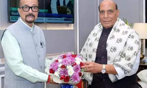 रक्षा मंत्री राजनाथ सिंह और केंद्रीय मंत्री चौहान से मिले राज्यपाल डेका