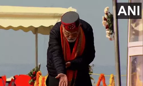 PM Modi ने प्रयागराज में त्रिवेणी संगम पर पूजा-अर्चना की