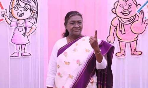 राष्ट्रपति मुर्मू और एलजी ने राजधानी में मतदान के दौरान वोट डाला