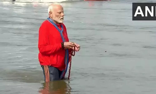 महाकुंभ में संगम पर पवित्र डुबकी लगाते PM Modi
