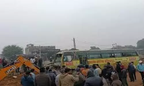 Jaipur: ब्रेक फेल होने से पुलिया से नीचे गिरी स्कूल बस , एक की मौत