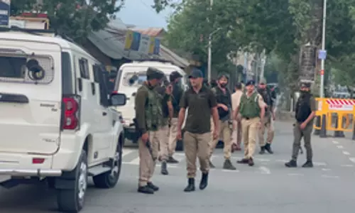 बम की धमकी मिलने के बाद Noida के स्कूलों में दहशत