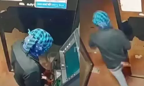 Kerala : इरिक्कुर में एटीएम लूटने की कोशिश के दौरान पुलिस को देखकर लुटेरा भाग गया Kerala : इरिक्कुर में एटीएम लूटने की कोशिश के दौरान पुलिस को देखकर लुटेरा भाग गया