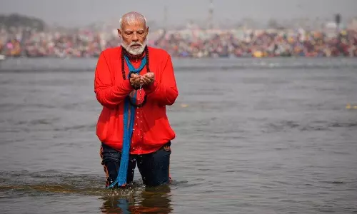 PM Modi in Mahakumbh: महाकुंभ में आस्था की डुबकी लगाकर पीएम मोदी ने दिया एकता का संदेश, देखें तस्वीरें