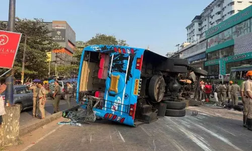 Kozhikode में बस पलटी, करीब 50 लोग घायल, एक की हालत गंभीर
