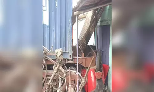 पटरी से उतरी मालगाड़ी, बस्ती में घुसी बोगियां, कई वाहन क्षतिग्रस्त पटरी से उतरी मालगाड़ी, बस्ती में घुसी बोगियां, कई वाहन क्षतिग्रस्त