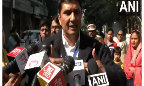 AAP सौरभ भारद्वाज ने दिल्ली पुलिस पर चिराग दिल्ली में मतदाताओं को रोकने का आरोप लगाया AAP सौरभ भारद्वाज ने दिल्ली पुलिस पर चिराग दिल्ली में मतदाताओं को रोकने का आरोप लगाया