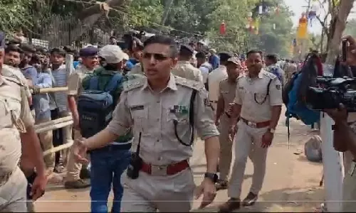 कटक के DCP जगमोहन मीना बाराबती स्टेडियम में खुद नियंत्रित कर रहे भीड़
