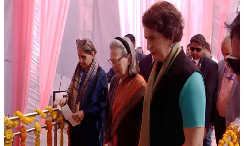 Delhi Election: सोनिया गांधी ने प्रियंका गांधी और संदीप दीक्षित के साथ वोट डाला