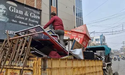 Sirsa में अतिक्रमण विरोधी अभियान में दुकानों के बाहर लगे साइनबोर्ड और सामान जब्त