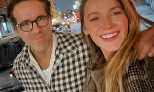 Blake Lively और रयान रेनॉल्ड्स ने सेल्फी के लिए पोज दिया Blake Lively और रयान रेनॉल्ड्स ने सेल्फी के लिए पोज दिया