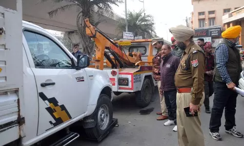 Amritsar: नगर निगम-पुलिस की टीम ने पवित्र शहर में अतिक्रमण हटाया
