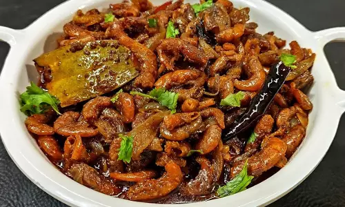 झींगा और क्रेफ़िश टॉपिंग के साथ कुरकुरी कुराओ मछली रेसिपी