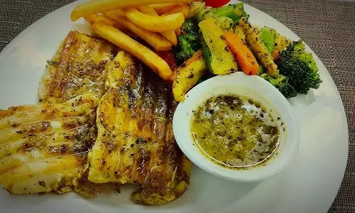 लेमन बटर सॉस में ग्रिल्ड फिश रेसिपी लेमन बटर सॉस में ग्रिल्ड फिश रेसिपी