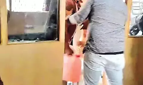 Andhra: नरसीपटनम सेंट्रल कोऑपरेटिव बैंक में हंगामा Andhra: नरसीपटनम सेंट्रल कोऑपरेटिव बैंक में हंगामा