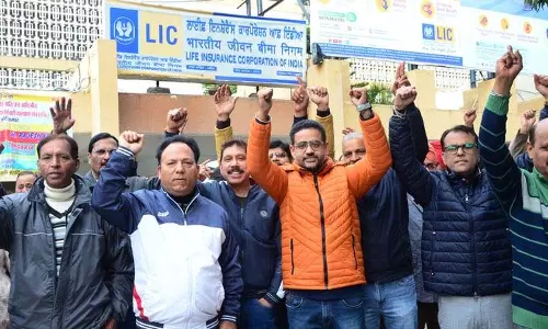 LIC कर्मचारियों ने बीमा क्षेत्र में 100% FDI की निंदा की