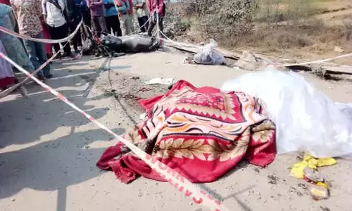 वाहन की चपेट में आकर बाइक सवार कॉलेज छात्र-छात्रा की मौत, छात्रों ने हंगामा किया
