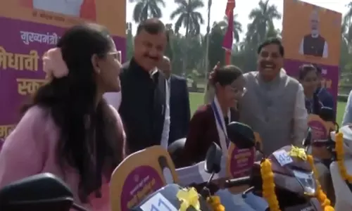 CM Yadav ने 7900 मेधावी सरकारी स्कूल के छात्रों को मुफ्त ई-स्कूटर वितरित किए CM Yadav ने 7900 मेधावी सरकारी स्कूल के छात्रों को मुफ्त ई-स्कूटर वितरित किए