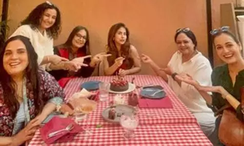 शबाना आज़मी, Divya Dutta, ऋचा, दीया मिर्ज़ा और तन्वी आज़मी उर्मिला मातोंडकर के जन्मदिन पर फिर से साथ आईं शबाना आज़मी, Divya Dutta, ऋचा, दीया मिर्ज़ा और तन्वी आज़मी उर्मिला मातोंडकर के जन्मदिन पर फिर से साथ आईं