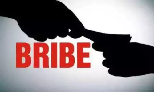 Assam : जोरहाट में रिश्वत लेते सहायक इंजीनियर रंगे हाथों पकड़ा गया Assam : जोरहाट में रिश्वत लेते सहायक इंजीनियर रंगे हाथों पकड़ा गया