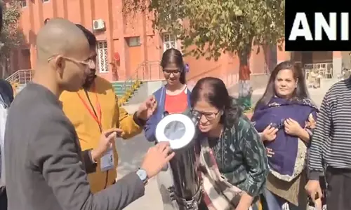 Delhi Elections: विकासपुरी में अनोखे अंतरिक्ष थीम वाले मतदान केंद्र ने सबका ध्यान खींचा