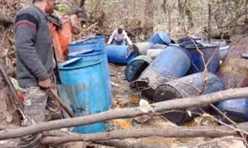 Giridih: गावां के जंगल में पुलिस ने अवैध शराब भट्ठी ध्वस्त की