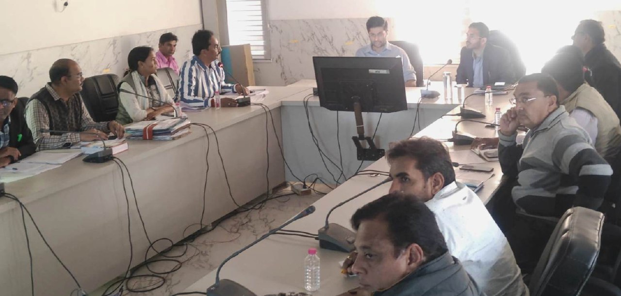 जिला कलक्टर संधू ने यूआईटी का किया दौरा, विकास कार्यों को लेकर ली समीक्षा बैठक