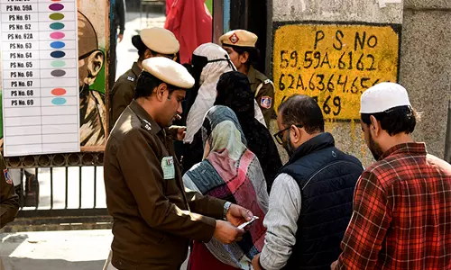 Delhi में अनियमितताओं, रिश्वतखोरी और फर्जी मतदान के आरोपों के बीच मतदान संपन्न Delhi में अनियमितताओं, रिश्वतखोरी और फर्जी मतदान के आरोपों के बीच मतदान संपन्न