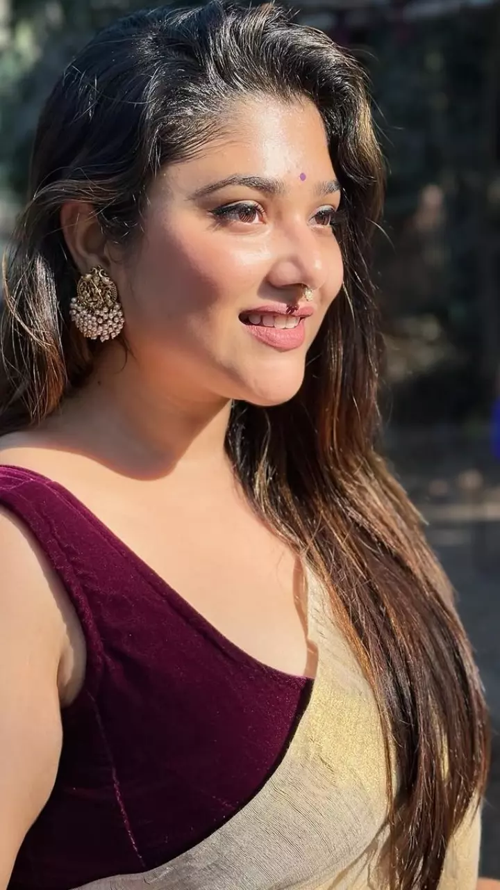 साड़ी में खूबसूरत लगी नीलन