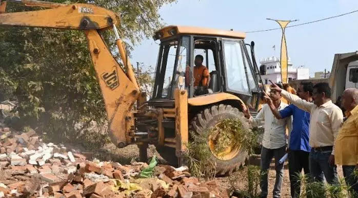 तालाब पर अवैध अतिक्रमण करने वालों पर बड़ी कार्यवाही, बुलडोजर चला