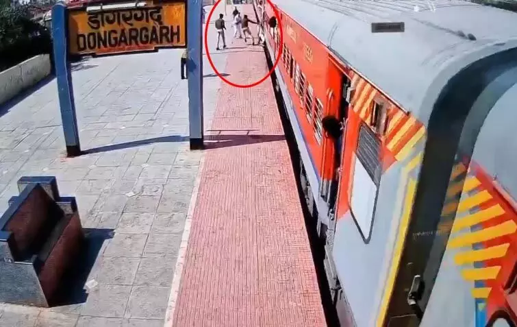 ट्रेन के गेट में घसीटा रहा था यात्री, देवदूत बना RPF जवान