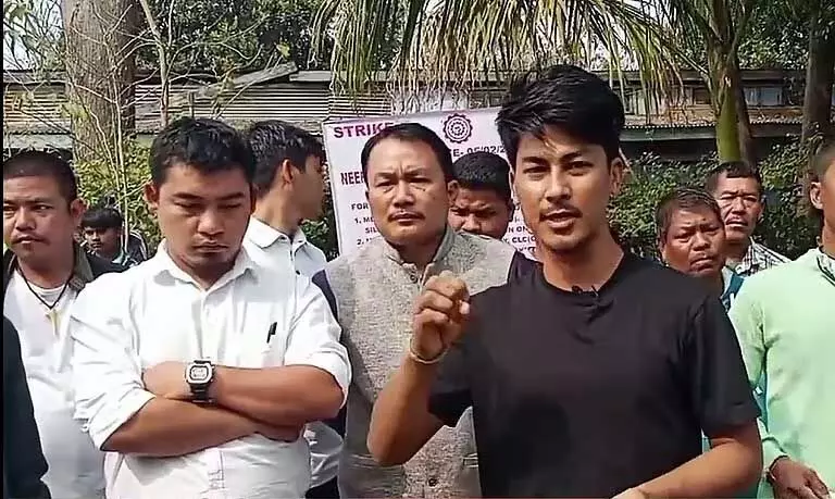 Assam : लंबित समझौतों को लेकर नीपको के संविदा कर्मचारियों ने उमरंगसो में धरना दिया