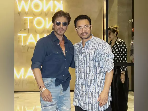 Shahrukh Khan -Aamir Khan ने लवयापा की स्क्रीनिंग के दौरान एक-दूसरे को गले लगाया Shahrukh Khan -Aamir Khan ने लवयापा की स्क्रीनिंग के दौरान एक-दूसरे को गले लगाया
