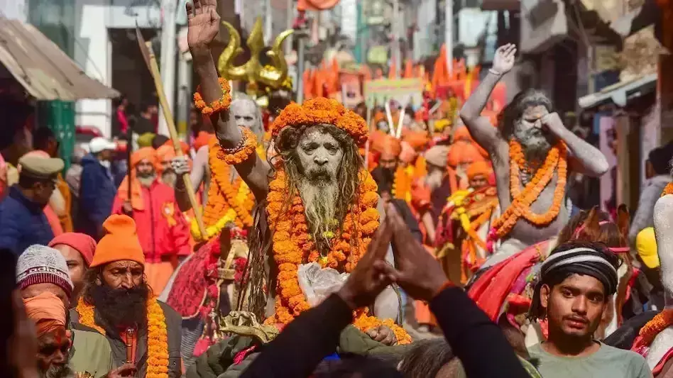 Prayagraj: महापर्व महाकुंभ में हर किसी की नजरें सिर्फ अखाड़ों और साधु-संतों पर ही टिकी Prayagraj: महापर्व महाकुंभ में हर किसी की नजरें सिर्फ अखाड़ों और साधु-संतों पर ही टिकी