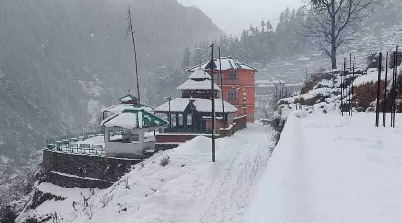 Himachal: भारी बर्फबारी और बारिश से किसानों को राहत, 71 सड़कें अवरुद्ध